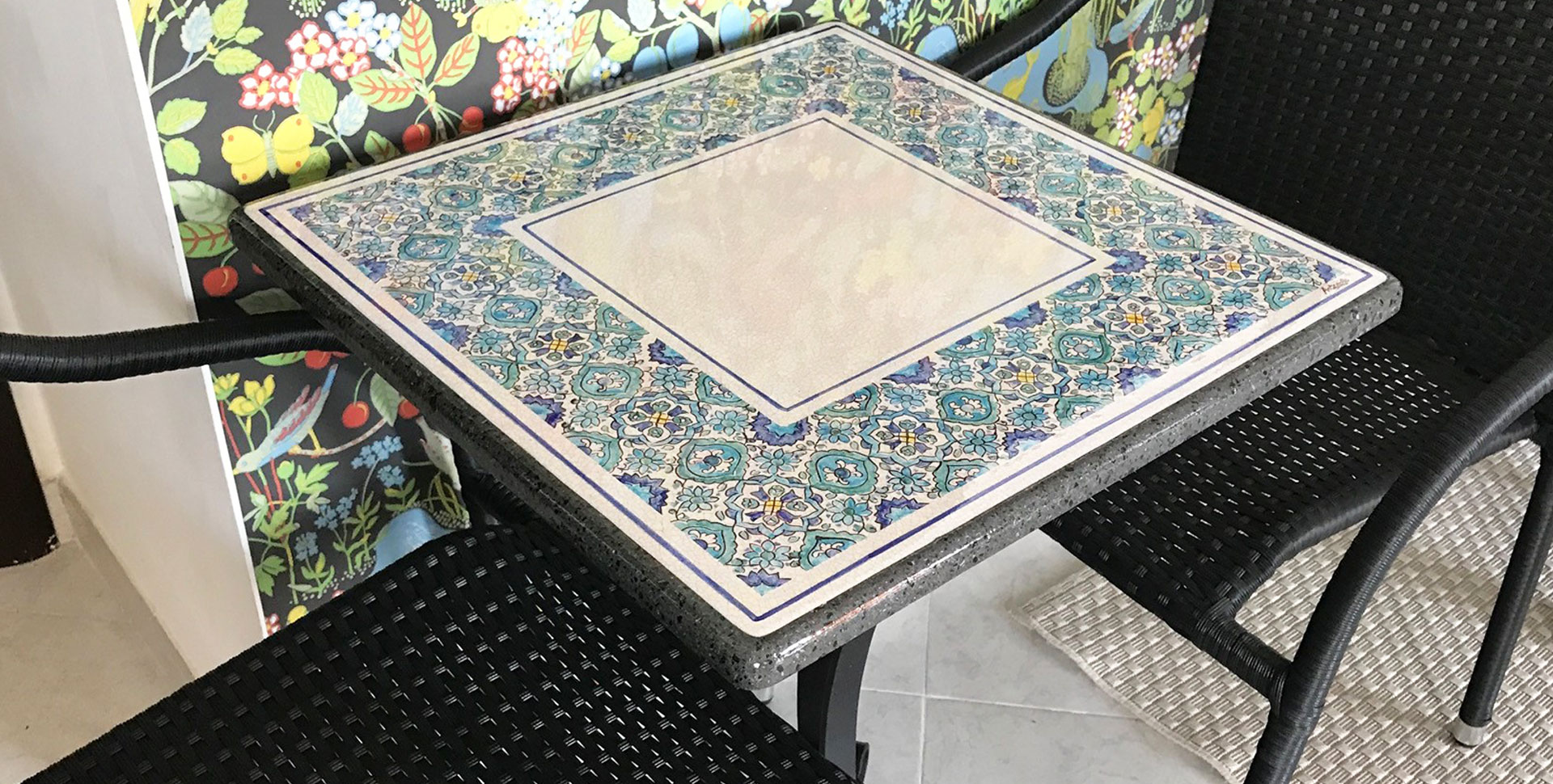 tavolo quadrato in pietra lavica decorato a mano