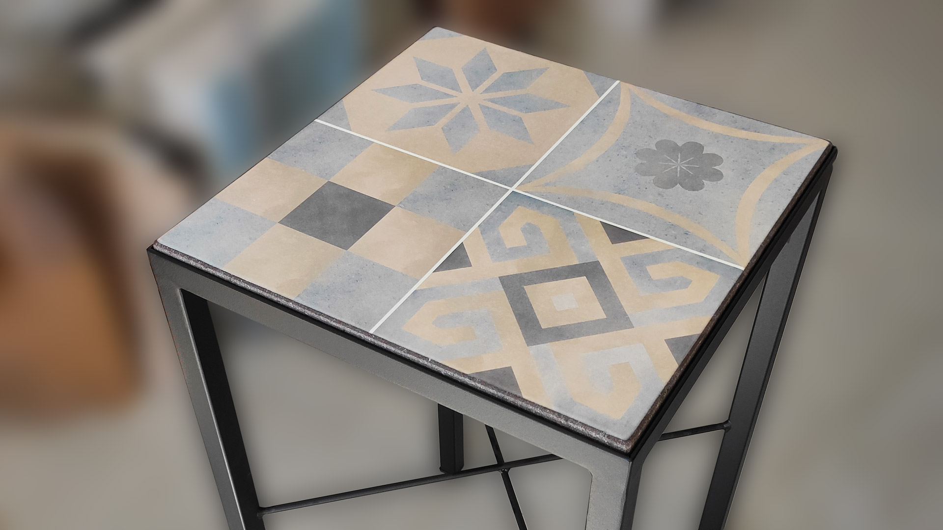 tavolo piccolo con mattonelle decorato