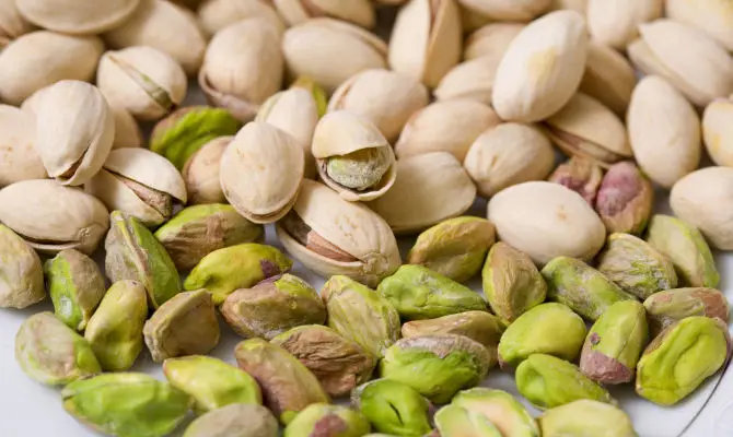 Pistacchi con guscio e sgusciati Pistacchi con guscio e sgusciati