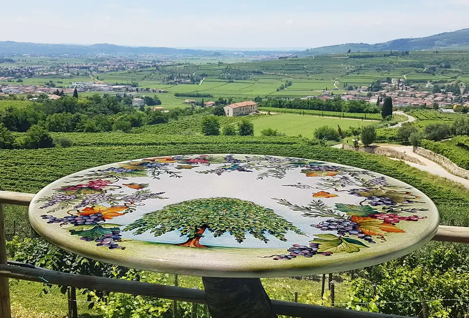 Tavolo Olmo in pietra lavica decorata Artesole con vista sul paesaggio Tavolo Olmo in pietra lavica decorata Artesole con vista sul paesaggio