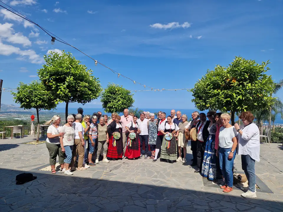 Gruppo del tour Le Vie della Lava durante una tappa nel territorio etneo Gruppo del tour Le Vie della Lava durante una tappa nel territorio etneo