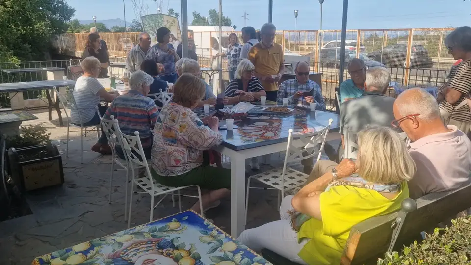 Partecipanti riuniti per il momento enogastronomico del tour Partecipanti riuniti per il momento enogastronomico del tour