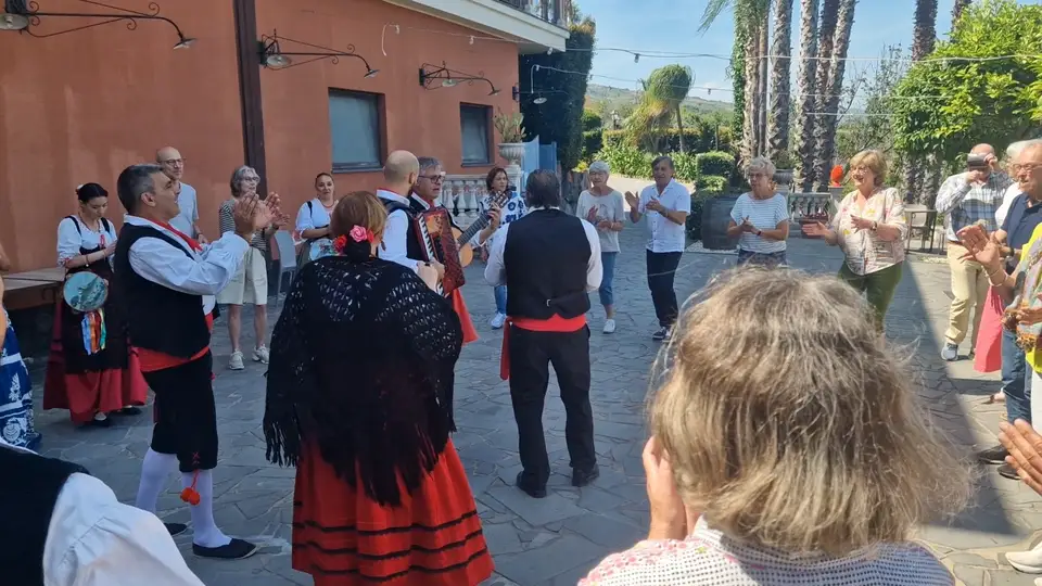 Esibizione dedicata alle tradizioni popolari siciliane durante il tour Esibizione dedicata alle tradizioni popolari siciliane durante il tour