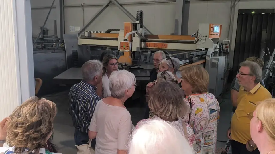 Visitatori davanti ai macchinari per la lavorazione della pietra lavica Visitatori davanti ai macchinari per la lavorazione della pietra lavica