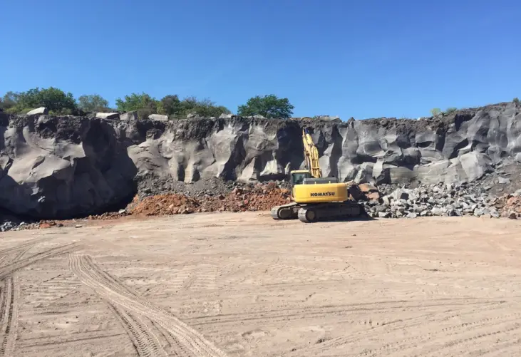 Cava di basalto nell’area di Milo, con pareti di pietra lavica e macchinari Cava di basalto nell’area di Milo, con pareti di pietra lavica e macchinari