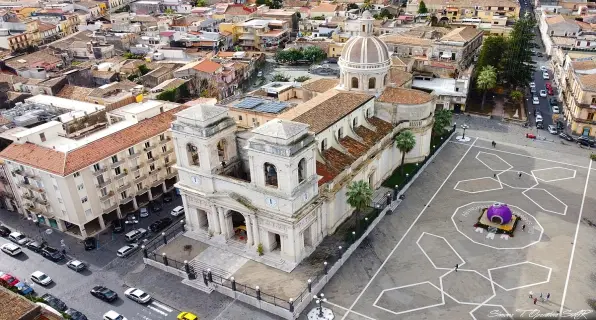 Veduta dall’alto di Piazza Duomo a Giarre e della pavimentazione in pietra lavica Veduta dall’alto di Piazza Duomo a Giarre e della pavimentazione in pietra lavica