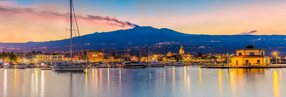 Il porto di Riposto al tramonto con l’Etna sullo sfondo Il porto di Riposto al tramonto con l’Etna sullo sfondo