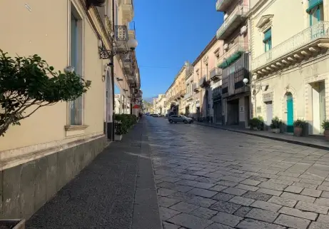 Via Callipoli a Giarre, con edifici affacciati sulla strada lastricata Via Callipoli a Giarre, con edifici affacciati sulla strada lastricata