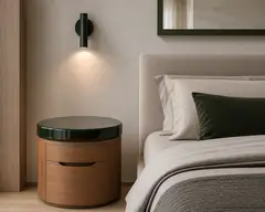 Camera d’hotel con comodino in legno e piano verde in pietra lavica ceramizzata