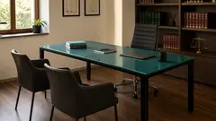 Studio professionale con scrivania su misura e grande piano verde in pietra lavica ceramizzata