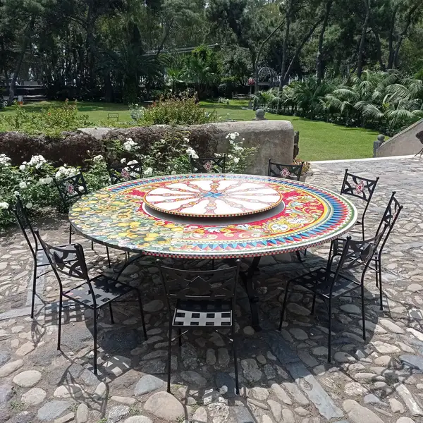 Tavolo grande in pietra lavica decorato a mano