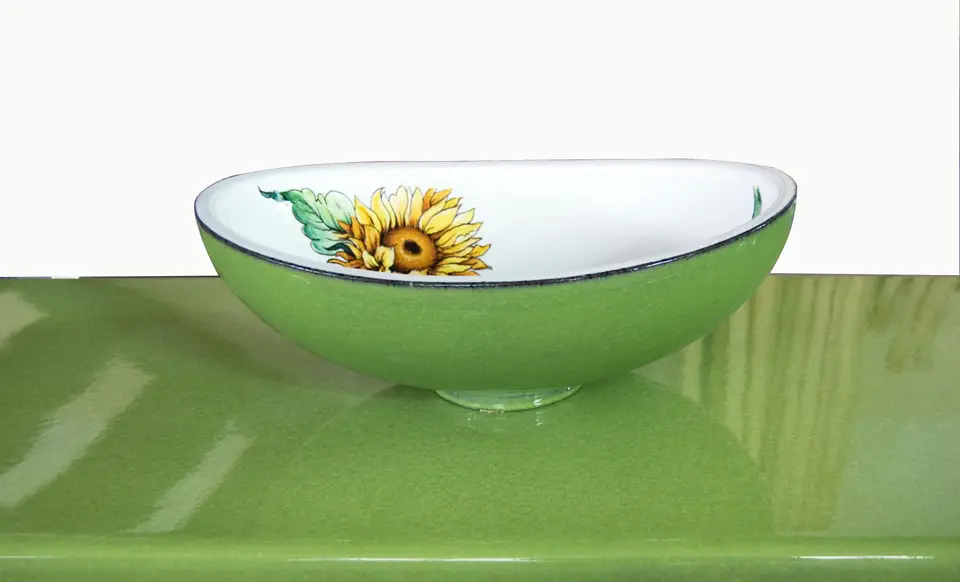 Lavello da appoggio verde in pietra lavica con interno bianco decorato con un girasole