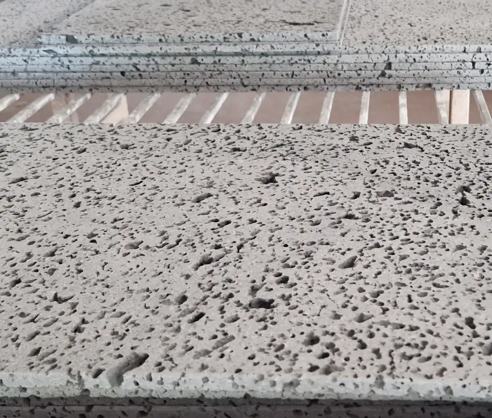 Superficie di pietra lavica con finitura bocciardata
