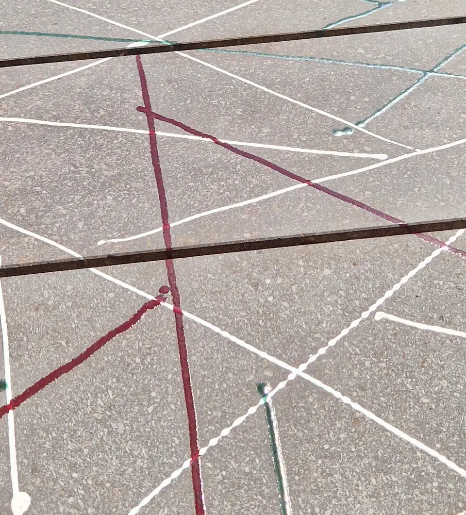 Lastre in pietra lavica con strisce colorate applicate sulla superficie