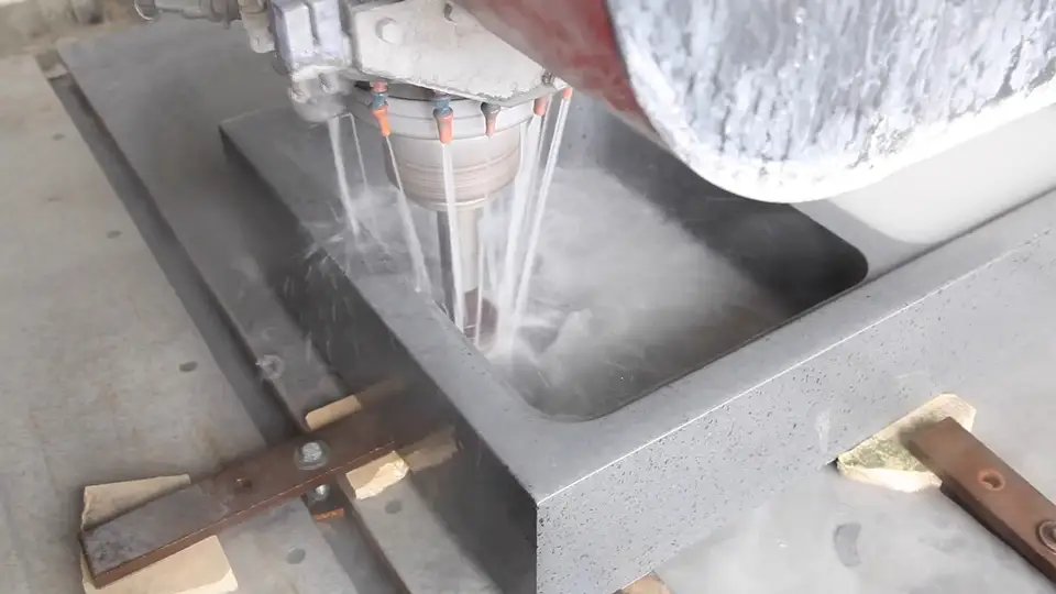 Fresatura CNC di un lavello in pietra lavica