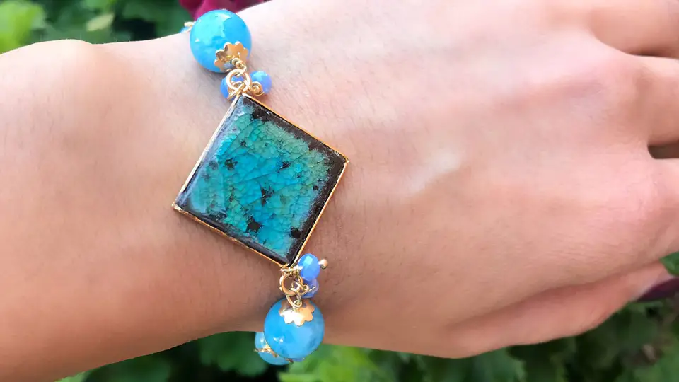 Bracciale in pietra lavica con decoro in oro