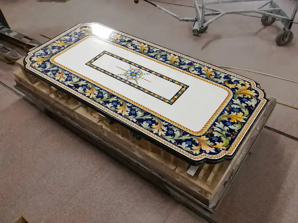 Piano in pietra lavica decorato appena uscito dal forno Artesole dopo la cottura
