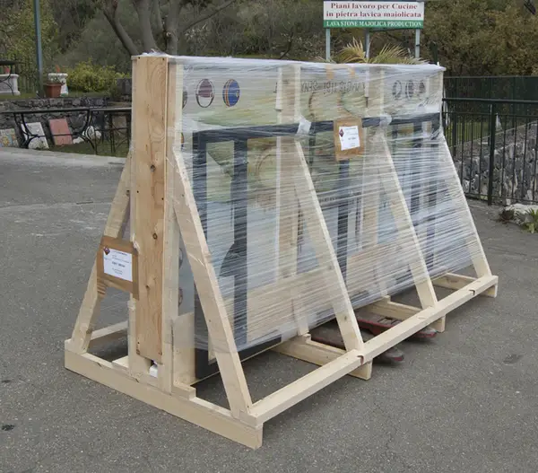 Imballaggio protettivo in legno per piani in pietra lavica Artesole pronti alla spedizione