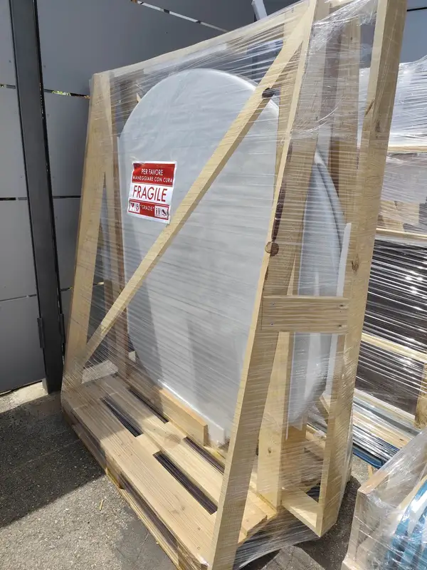 Piano rotondo in pietra lavica protetto con materiale antiurto e cassa in legno Artesole