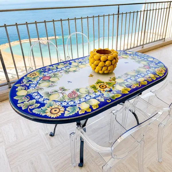 Tavolo ovale in pietra lavica con decoro limoni