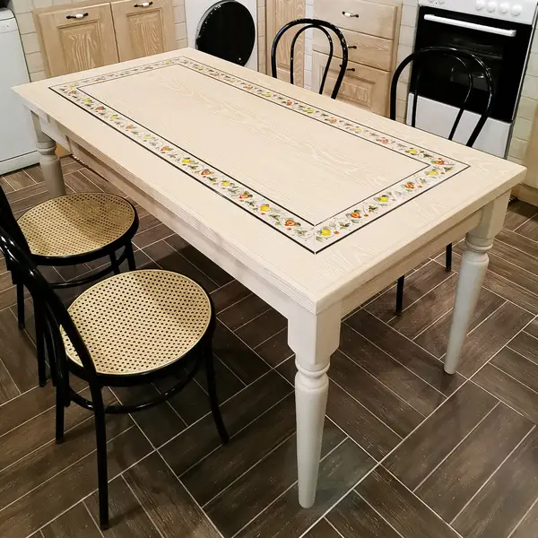 Tavolo in legno con inserto in pietra lavica