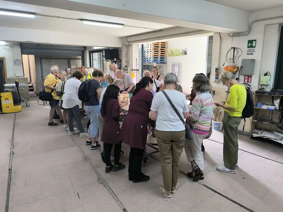 Visitatori riuniti intorno al tavolo del laboratorio di decorazione Artesole
