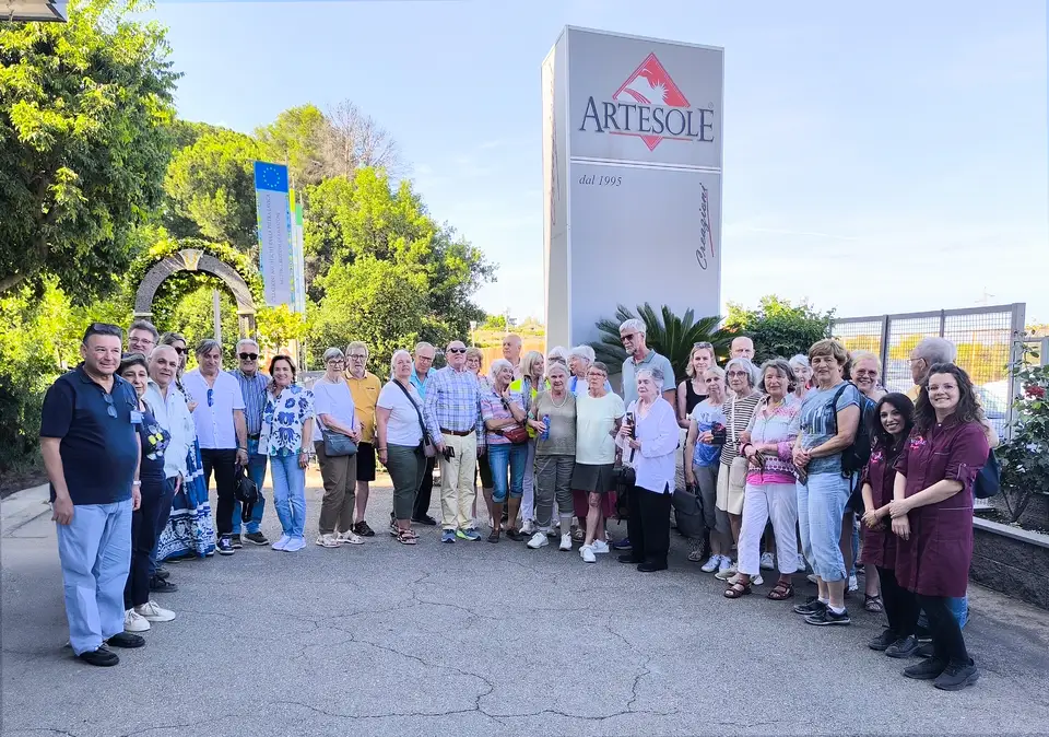 Gruppo di visitatori davanti all’insegna Artesole a Giarre