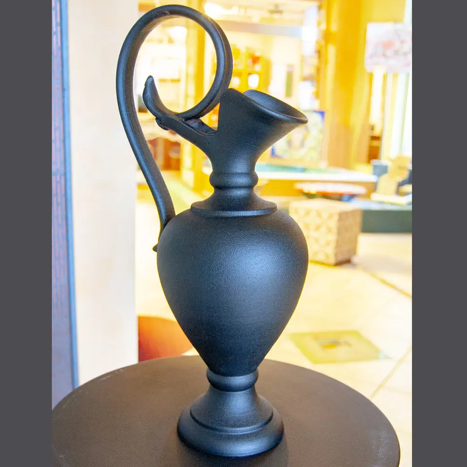 Anfora in ceramica con manico colore nera opaca