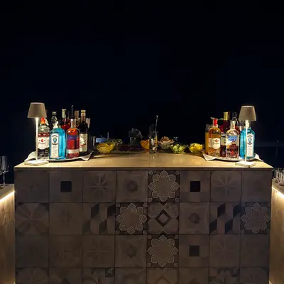 Mobiletto bar con mattonelle decorate