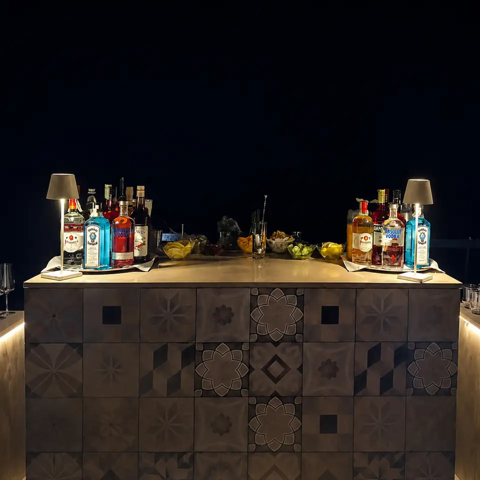 Mobiletto bar con mattonelle decorate