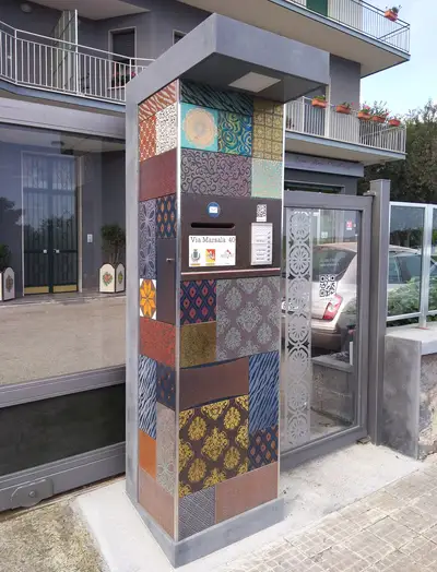 mail box in pietra lavica decorata
