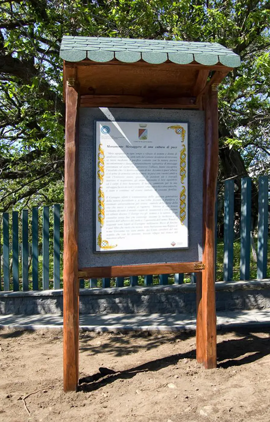 Targa in pietra lavica Castagno dei Cento Cavalli a Sant'Alfio