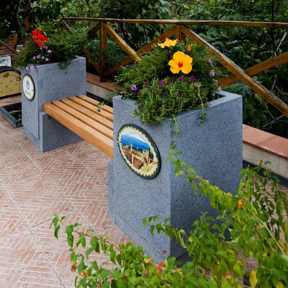 Panchina in pietra lavica con seduta in legno e decori personalizzabili