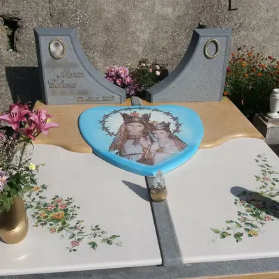 Arte funeraria tomba in pietra lavica dell Etna decorata a mano e marmo