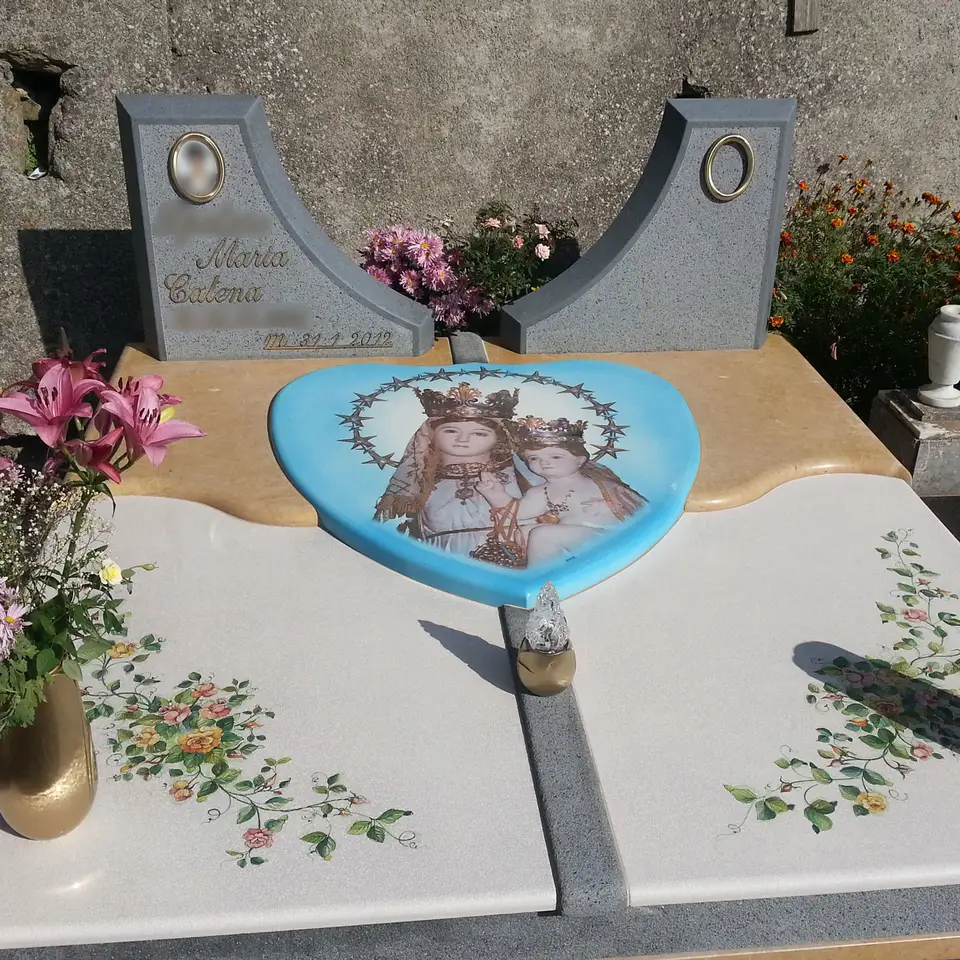 Arte funeraria tomba in pietra lavica dell Etna decorata a mano e marmo