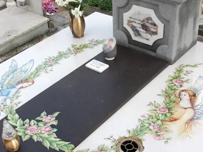 Tomba in pietra lavica con decoro angeli dipinti a mano