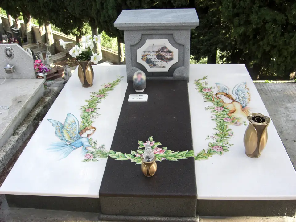 Monumento funebre in pietra lavica dell Etna decorata a mano