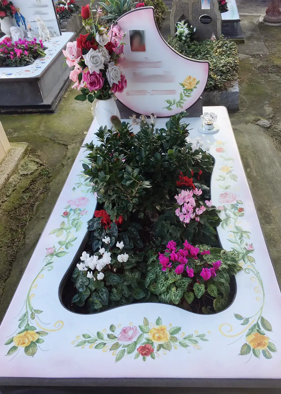 Lapide con spazio centrale per fiori in pietra lavica decorata a mano
