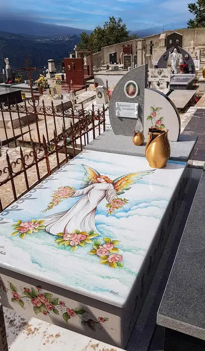 Lapide in pietra lavica decorata a mano