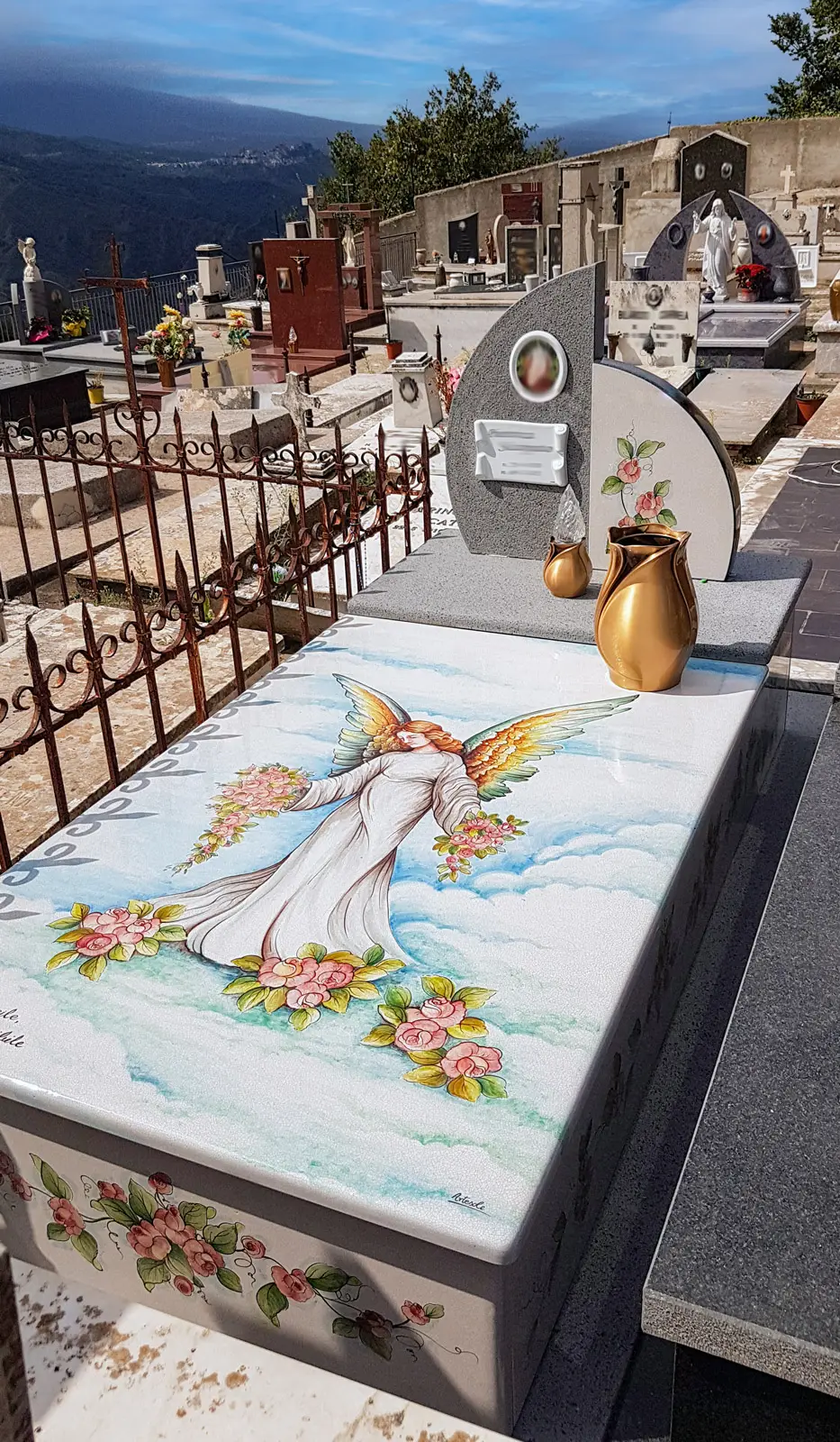 Lapide in pietra lavica decorata a mano