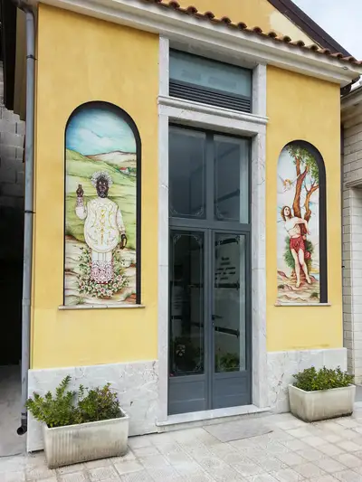 Cappella gentilizia per cimitero con pannelli in pietra lavica decorati a mano