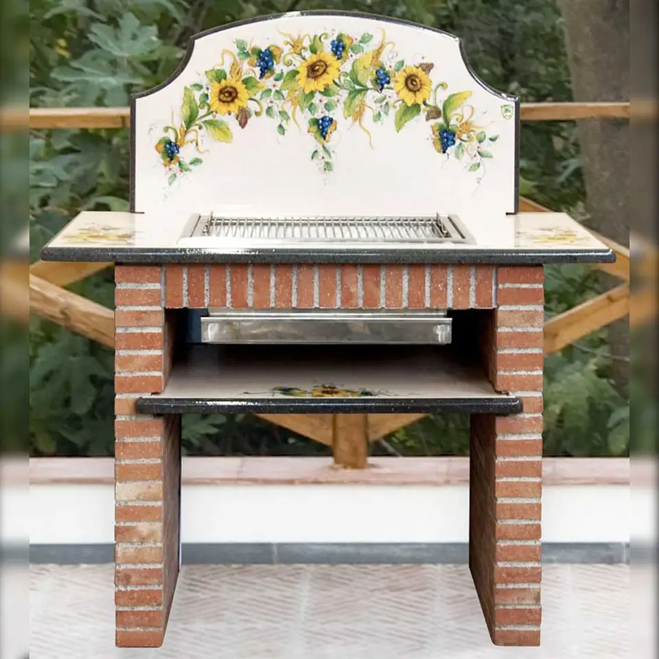 Barbecue in pietra lavica decorato a mano con decoro girasoli e uva