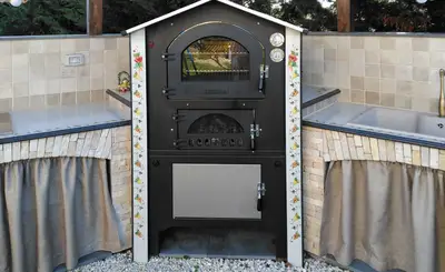 barbecue in pietra lavica con forno a legna realizzato su misura