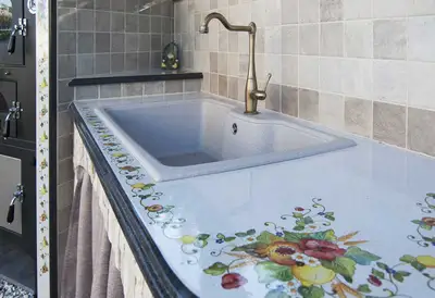 piano in pietra lavica decorato a mano con lavello in fragranite