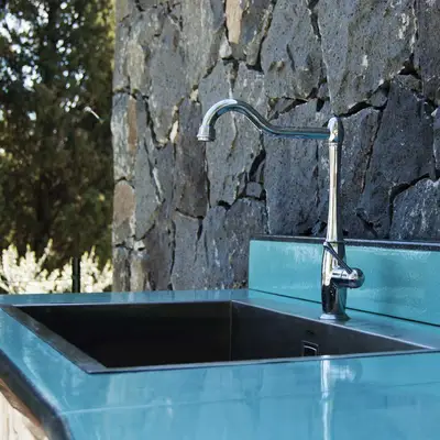 barbecue con lavello in acciaio, realizzato su progettazione
