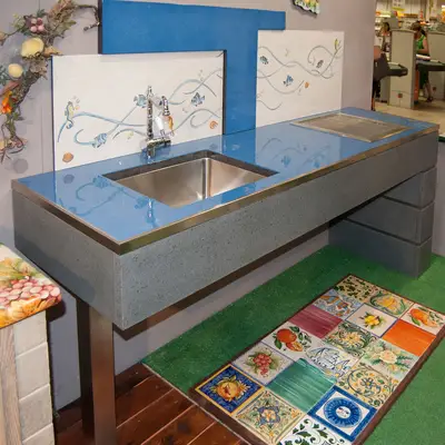 barbecue in pietra lavica con decoro marino dipinto a mano, realizzato su misura