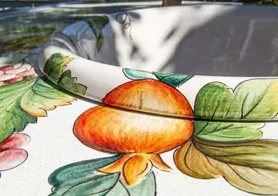 Top in pietra lavica ceramizzata e lavello in ceramica decorati a mano