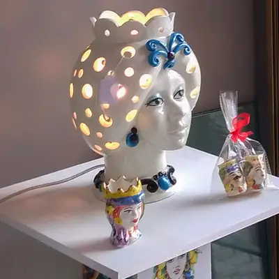 Lume Donna decorato a mano