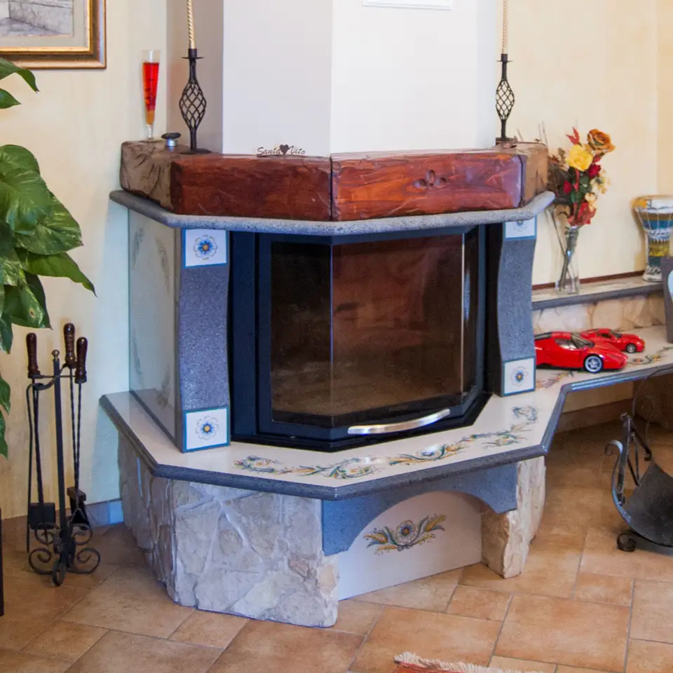 rivestimento in pietra lavica decorata a mano per caminetti rustici