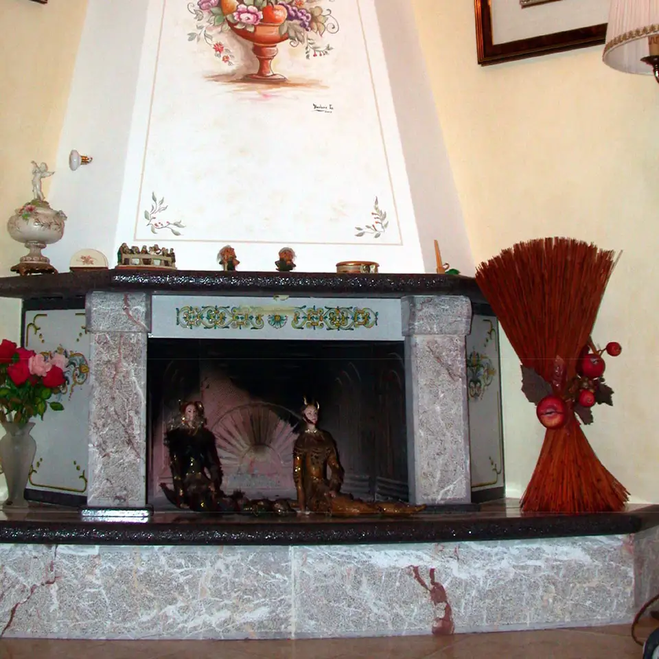camino i pietra lavica decorata a mano